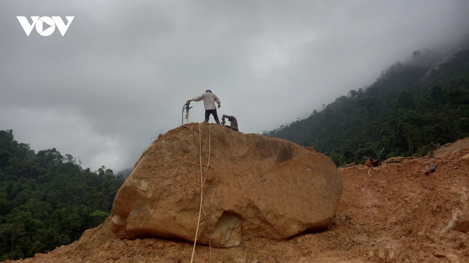 Nổ mìn phá khối đá lớn chắn ngang đường đèo Khánh Lê